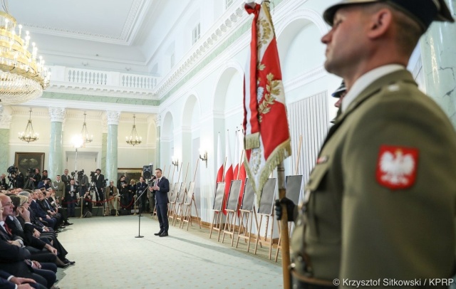 Członkowie rodzin 12 ofiar totalitaryzmów otrzymali od przedstawicieli Instytutu Pamięci Narodowej noty identyfikacyjne swoich bliskich. Uroczystość odbyła się w Pałacu Prezydenckim w Warszawie.