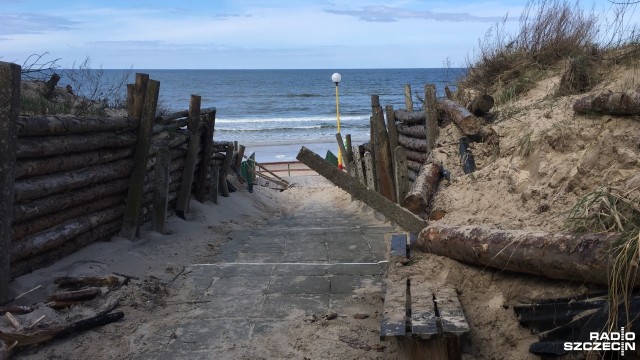 Zniszczone przez sztorm zejście na plażę w Świętouściu na wyspie Wolin powinno być naprawione przed majówką. Gorzej wygląda sprawa w Wisełce - mówił na naszej antenie dyrektor Wolińskiego Parku Narodowego Wojciech Zyska.