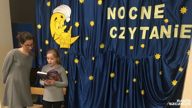 W szczecińskiej podstawówce numer 5 przy ulicy Królowej Jadwigi około dwudziestu uczniów trzecich klas i dwie nauczycielki zorganizowali Nocne czytanie.