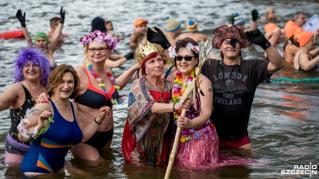 Piknik i ostatnie zimowo-wiosenne zabawy w wodzie kilkudziesięciu morsów zorganizowało na plaży przy jeziorze Głębokie.