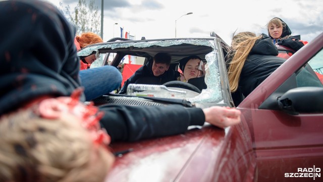 Wypadek samochodowy, strzelanina, a później wybuch gazu na bulwarach nad Odrą w Gryfinie. To jednak nie seria tragicznych zdarzeń, a pozoracje, w których pierwszej pomocy poszkodowanym musieli udzielić uczniowie szkół z powiatu gryfińskiego. Podczas mistrzostw pierwszej pomocy, młodzi ratownicy mieli za zadanie wykonać resuscytację krążeniowo-oddechową, a także opatrzyć oparzenia, rany cięte czy powstałe w wyniku pobicia i zepchnięcia ze schodów.