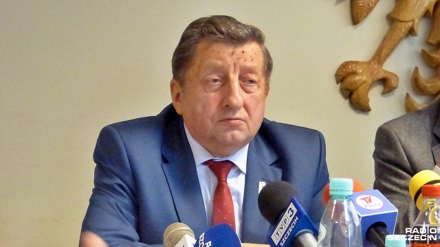 Burmistrz Polic Władysław Diakun protestuje przeciwko zaproponowanej, przez własnego podwładnego, drastycznej podwyżce cen wody i ścieków.
