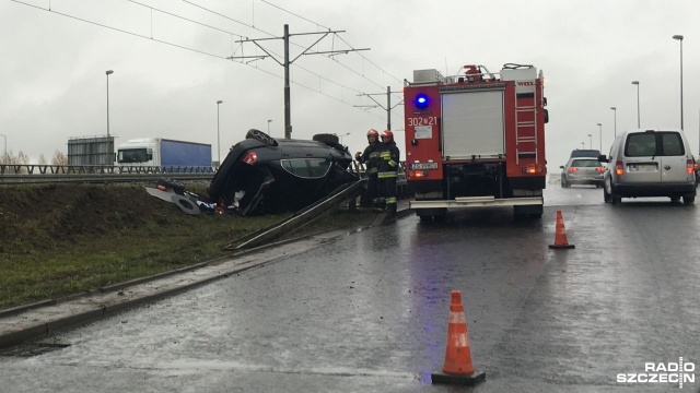 Kierowcy, uważajcie w okolicach Basenu Górniczego w Szczecinie. Dachował tam samochód.