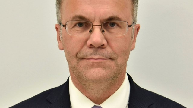 Wiceminister kultury Jarosław Sellin powiedział, że opinia publiczna ma prawo wierzyć, iż w mediach publicznych pracują przyzwoici ludzie. Skomentował w ten sposób propozycję Joanny Lichockiej z Rady Mediów Narodowych, aby szefowie tych mediów rozważyli zwolnienie pracowników, którzy byli współpracownikami komunistycznych tajnych służb.