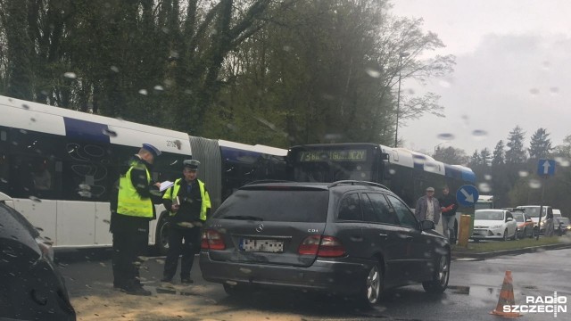Kolejny wypadek i utrudnienia drogowe na ulicach Szczecina.