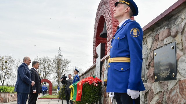 Prezydenci Ukrainy i Białorusi zapewniają o przyjaźni między oboma krajami. Petro Poroszenko i Alaksandr Łukaszenka uczestniczyli na Ukrainie w obchodach 31. rocznicy katastrofy w Czarnobylu. Ukraina obawia się, że terytorium Białorusi może być wykorzystane do agresywnych działań ze strony rosyjskiej armii.