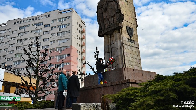 W hołdzie Wyzwolicielom Szczecina pod pomnikiem Wdzięczności [ZDJĘCIA]