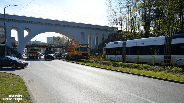 Koparka w czwartek przed południem zahaczyła i zerwała sieć trakcyjną na ulicy Ku Słońcu w Szczecinie tramwaje jeździły zmienionymi trasami.
