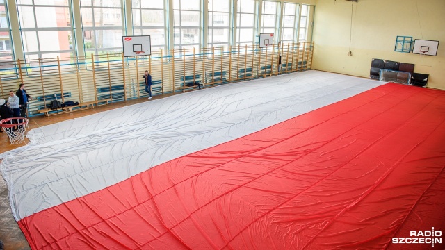 Ogromna polska flaga jest już gotowa do wciągnięcia na latarnię morską w Świnoujściu. Gigantyczną biało-czerwoną, uszytą w jednej ze świnoujskich pracowni krawieckich, złożyli w czwartek uczniowie Gimnazjum nr 1. Flaga zostanie wywieszona w dniu swojego święta, czyli 2 maja.