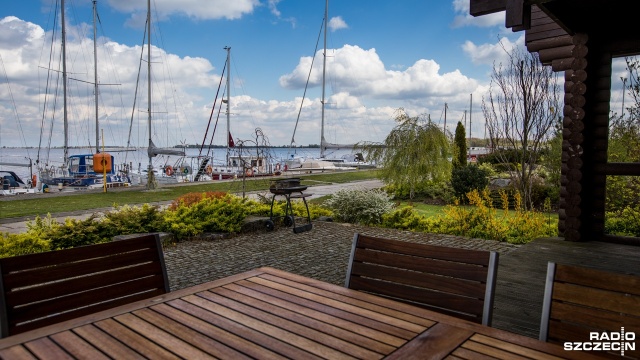 Szczecińska Camping Marina PTTK przy ul. Przestrzennej będzie dalej działać - taka decyzja zapadła na spotkaniu w sprawie przyszłości tego ośrodka. Aktualni dzierżawcy - Andrzej i Aleksandra Kocewiczowie - wciąż są jednak w sporze z wieczystym użytkownikiem terenu, czyli spółką Mazury PTTK w kwestii finansowej.