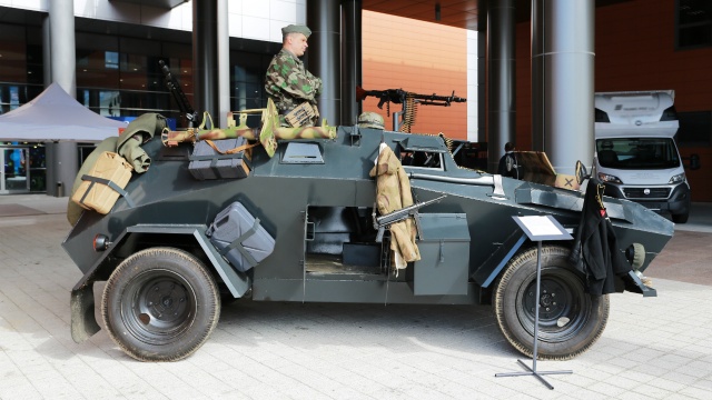 Szczecińskie Stowarzyszenie Rekonstrukcji Historycznej War Horse zaprezentowało w sobotę przy Azoty Arenie replikę pojazdu pancernego Sd.Kfz. 247.