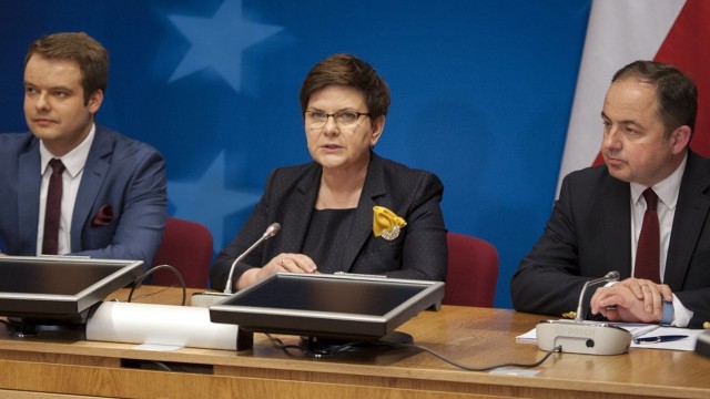 Przywódcy 27 krajów Unii Europejskiej przyjęli w Brukseli rekomendacje do negocjacji z Londynem w sprawie Brexitu. Premier Beata Szydło mówiła po zakończeniu szczytu, że przywódcy zamanifestowali jedność. Wyraziła nadzieję, że zostanie ona utrzymana podczas rozmów z Wielką Brytanią.