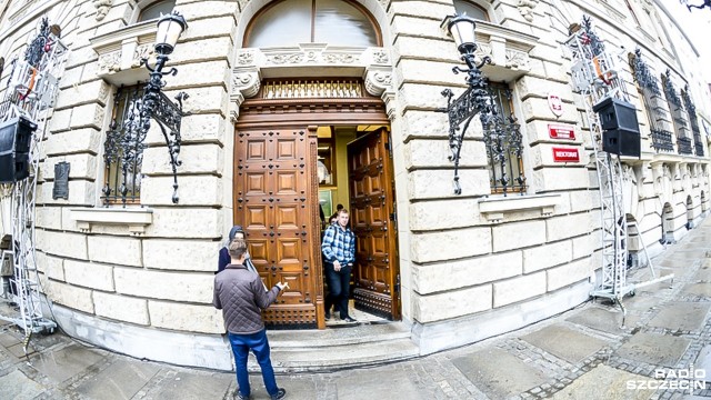 Zwolnienia portierów pracujących w Akademii Sztuki w Szczecinie stały się faktem. W związku z rozpoczęciem świadczenia usług ochrony fizycznej przez nową firmę, większość obecnej kadry traci pracę.