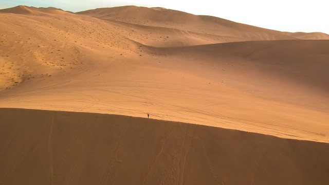 Wycieczki na pustynię są jedną z najczęściej wybieranych atrakcji turystycznych w Zjednoczonych Emiratach Arabskich. Przyjeżdżający zazwyczaj odwiedzają ją w czasie jednodniowych wycieczek połączonych z jeżdżeniem samochodami terenowymi po wydmach.