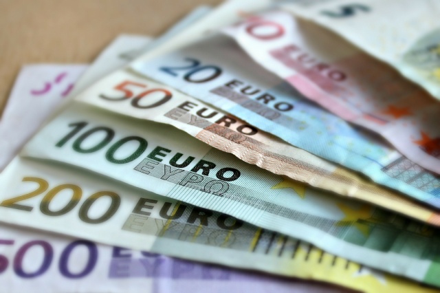 Liderka Frontu Narodowego wycofuje się z zapowiedzi wyjścia Francji ze strefy euro. Marine Le Pen na tydzień przed drugą turą wyborów prezydenckich we Francji modyfikuje swój pogląd na temat wspólnej waluty Unii.
