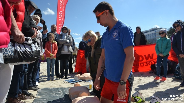 Lekcje udzielania pierwszej pomocy w ramach akcji Bezpiecznie nad wodą prowadzili w poniedziałek, na plaży w Kołobrzegu, ratownicy WOPR.