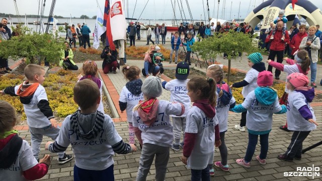 Uczą się tam i ci najmłodsi adepci żeglarstwa i ci starsi, to tam cumuje flagowy jacht miasta czyli Dar Szczecina i to także tam przygotowuje się młodzieżowa żeglarska reprezentacja na regaty The Tall Ships Races. W sobotę w Centrum Żeglarskim przy ulicy Przestrzennej oficjalnie zainaugurowano kolejny sezon.