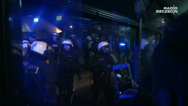 Wiceminister wyjaśnia dlaczego policja użyła siły wobec kibica Pogoni. Jarosław Zieliński z Ministerstwa Spraw Wewnętrznych i Administracji odpowiedział na pismo Sylwestra Chruszcza, posła ze Szczecina, który pytał dlaczego 1 marca, kiedy kibice Pogoni pojechali do Poznania na mecz z Lechem, policjanci zatrzymali autobus z fanami i użyli gazu pieprzowego oraz policyjnych pałek.