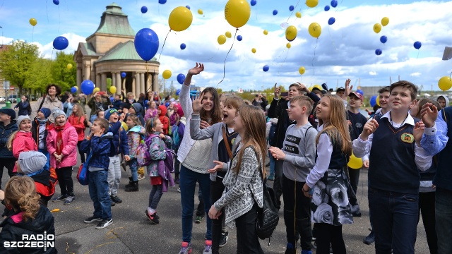 Wybuch azotu przed Muzeum Narodowym w Szczecinie. Było dużo dymu i pisków. Tak zaczął się Europejski Tydzień Młodzieży, który do 13 maja będzie odbywał się w Szczecinie.