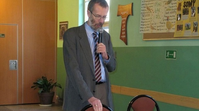 W szkołach zróżnicowanych ze względu na płeć dziecko przygotowuje się do swojej roli w społeczeństwie - mówił we wtorkowy wieczór Paweł Zuchniewicz. Dziennikarz, autor książek o Janie Pawle II, a także m.in. słuchowisk poświęconych papieżowi Polakowi, odwiedził Szkoły Nawigatora i Fale w Przylepie koło Szczecina.
