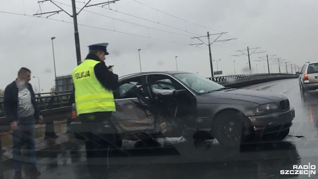 BMW wbiło się w barierę energochłonną na Moście Pionierów na jezdni wyjazdowej z centrum miasta.