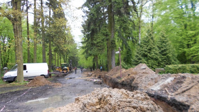 Koniec z błotem i kałużami w Alei Zachodniej na Cmentarzu Centralnym w Szczecinie. Od strony wejścia, przy szóstej bramie, budowane jest odwodnienie. Inwestycja kosztuje ponad 120 tysięcy złotych.