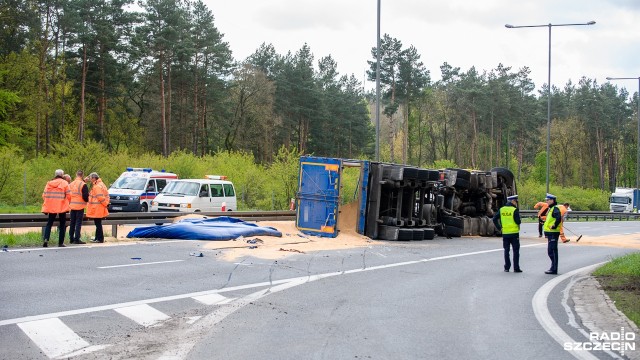 Potężne korki w okolicy węzła Kijewo w Szczecinie. Na autostradzie A6 przewróciła się ciężarówka wioząca zboże.