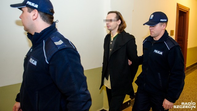 Perwersyjny fotograf chce iść do więzienia na 4,5 roku i zapłacić pokrzywdzonym dziewczynom. W czwartek odbyła się pierwsza rozprawa w procesie Marcina N. - mężczyzny, który dodawał spermę do soków, kawy czy ciastek i częstował nimi dziewczyny ze Szczecina. Fotograf chce dobrowolnie poddać się karze.