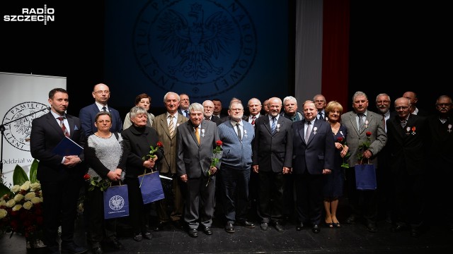 Podczas uroczystej gali w szczecińskim Teatrze Lalek Pleciuga byli opozycjoniści z czasów PRL otrzymali Krzyże Wolności i Solidarności.