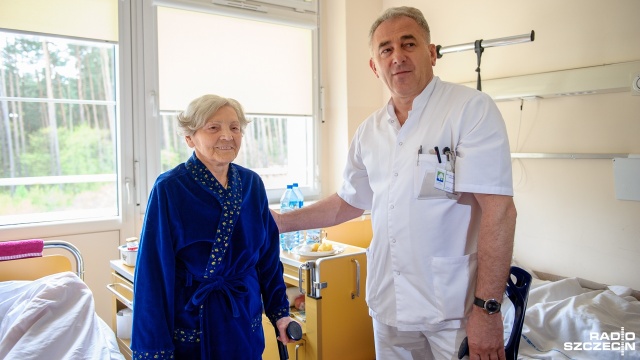W Szpitalu Wojewódzkim w Zdunowie odbyła się nietypowa operacja wszczepienia stawu biodrowego u 92-letniej pacjentki. Kobieta nie zgodziła się, by podczas operacji podano jej krew. Przekonała ją do tego córka, która jest Świadkiem Jehowy.