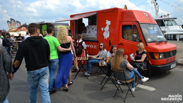 21 mobilnych, czterokołowych restauracji, ogromne kolejki i unoszące się zapachy z całego świata - tak było w sobotę po południu w okolicach Wałów Chrobrego w Szczecinie. Do niedzieli potrwa tam III Festiwal Smaków Food Trucków.