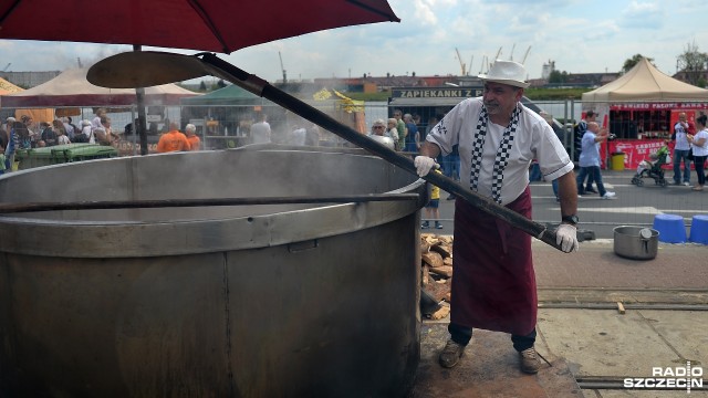 140 kilogramów sera, 140 kilogramów pieczarek, 100 kilogramów włoszczyzny, 70 kilogramów pora i 160 kilogramów mięsa - to wszystko złożyło się na zupę serową, której można było spróbować w sobotę na Wałach Chrobrego w Szczecinie podczas Pikniku nad Odrą.