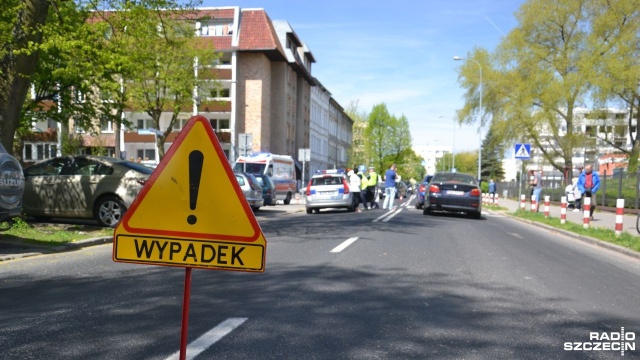 Dwie osoby trafiły do szpitala wskutek wypadku, do którego doszło przed godziną 12 na ulicy Unii Lubelskiej w Kołobrzegu.