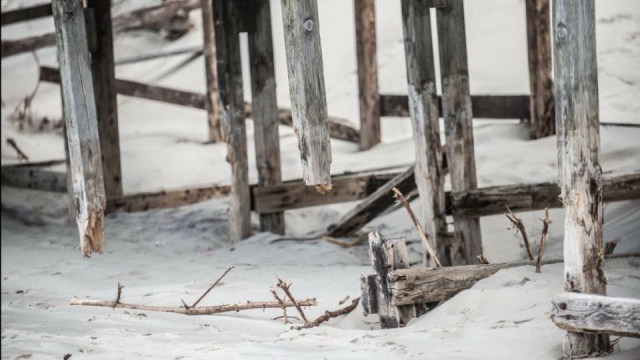 Zejście na plażę w Wisełce koło Międzyzdrojów grozi katastrofą: mowa o zniszczonym, drewnianym mostku, którym prowadzi jedyna droga nad wodę. Zdaniem mieszkańców zejście powinno być zamknięte.