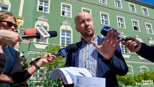Wstrzymania poboru opłat za parkowanie w nieprawidłowo oznakowanych miejscach w Szczecinie domaga się miejski radny. Marek Duklanowski złożył w środę w tej sprawie wniosek do prezydenta Szczecina.