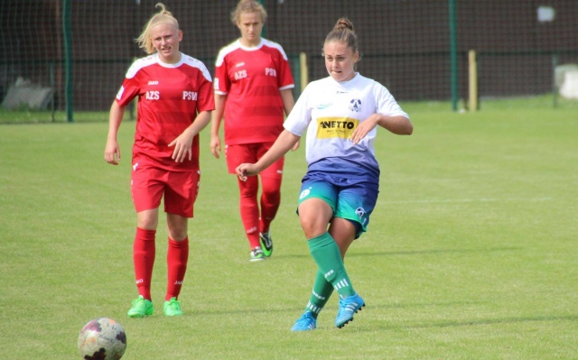 Piłkarki nożne Olimpii Szczecin utrzymały się w rozgrywkach o mistrzostwo Polski. Drużyna grającej trenerki Natalii Niewolnej wygrała w środę z AZS-em Biała Podlaska 4:0 w zaległym meczu grupy spadkowej ekstraligi.
