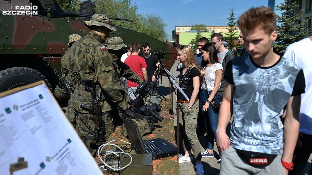 Pokazy wyszkolenia policjantów, warsztaty kryminalistyczne czy prezentacja wojskowego sprzętu - takie atrakcje czekały w czwartek na studentów Uniwersytetu Szczecińskiego na parkingu przy ul. Krakowskiej i w salach uczelni.