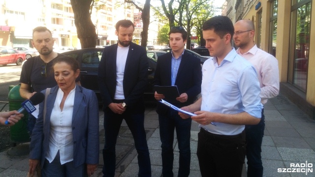 Zbiórkę podpisów pod obywatelskim projektem dotyczącym odbudowy linii tramwajowej pomiędzy Placem Zwycięstwa i Szarych Szeregów rozpoczęli w piątek radni z różnych szczecińskich klubów, działacze miejscy i urbaniści.