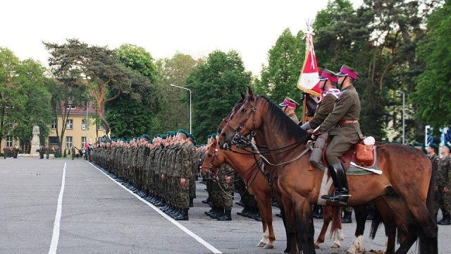 Święto Błękitnej Brygady obchodzą żołnierze 12 Brygady Zmechanizowanej. Uroczystości rozpoczął wieczorny apel w koszarach przy alei Wojska Polskiego w Szczecinie.