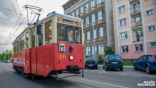 Zabytkowy tramwaj wyjechał na ulice Szczecina - to w ramach 12. Europejskiej Nocy Muzeów. Tramwaj był jedną z atrakcji, którą na sobotni wieczór przygotowało Muzeum Techniki i Komunikacji w Szczecinie.