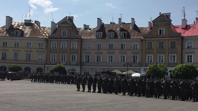 Żołnierze podlaskiej brygady obrony terytorialnej już po przysiędze. W centrum miasta, na Placu Marszałka Piłsudskiego, ślubowanie na sztandar oddziału Kmicica okręgu wileńskiego AK złożyło ponad 80 osób.