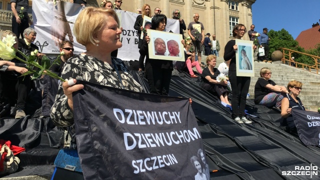 Pod hasłem Odzyskać wybór za prawem do usunięcia ciąży pikietowali w niedzielę uczestnicy happeningu na szczecińskich Wałach Chrobrego. W południe zebrało się tam blisko 30 osób - głównie kobiet.