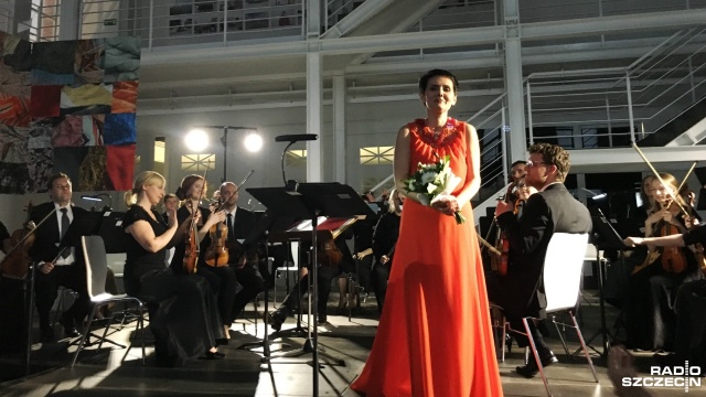 Ukraińska sopranistka Olga Pasiecznik wystąpiła na zakończenie 14-go Szczecińskiego Festiwalu Muzyki Dawnej. Wykonała wraz z międzynarodową Orkiestrą Fundacji Akademii Muzyki Dawnej arie Mendelssohna i Beethovena. Koncert odbył się w Trafostacji Sztuki w Szczecinie.