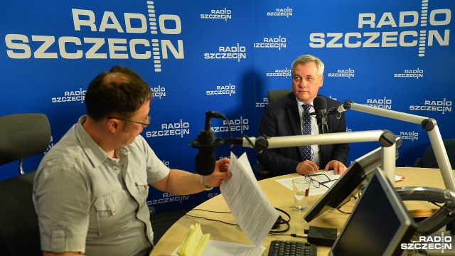 Plany drogowe Platformy Obywatelskiej były inwestycjami tylko na papierze - mówił w Rozmowach pod krawatem wiceminister infrastruktury i budownictwa.