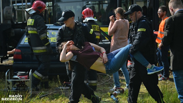 Zderzenie pociągu towarowego z autobusem komunikacji miejskiej i samochodem osobowym na bocznicy kolejowej Grupy Azoty Police - tym razem to jedynie ćwiczenia.