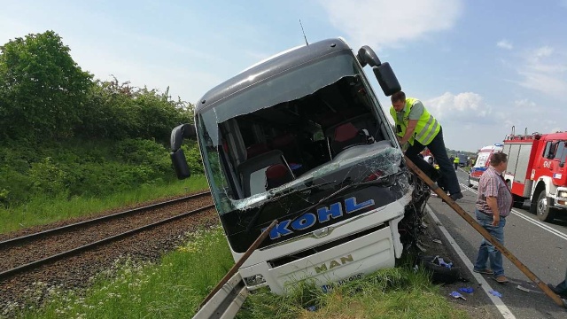 Trwa akcja ratunkowa w Żabowie w powiecie goleniowskim. Około godziny 9.30 Opel zderzył się z jadącym z naprzeciwka autokarem, wiozącym turystów z Niemiec. Kierowca samochodu osobowego zginął.