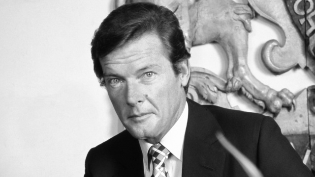 Nie żyje brytyjski aktor Roger Moore, zapamiętany przez szeroką publiczność przede wszystkim jako odtwórca roli Jamesa Bonda w siedmiu filmach z tej serii. Miał 89 lat.