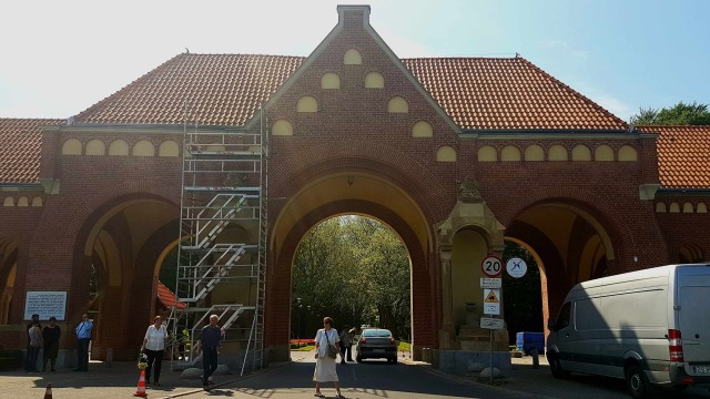Odświeżany jest front Bramy Głównej Cmentarza Centralnego w Szczecinie. Piaskowce są czyszczone, a ubytki, które pojawiły się przez ostatnie lata, są uzupełniane.