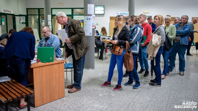 Pomoc jest, ale mogłaby być większa - tak o wsparciu dla bezrobotnych mówią poszukujący pracy. Informacje na temat tego jak np. założyć działalność gospodarczą i uzyskać na nią dofinansowanie mogli uzyskać podczas Szczecińskiego Dnia Przedsiębiorczości zorganizowanego w środę w Powiatowym Urzędzie Pracy w Szczecinie.