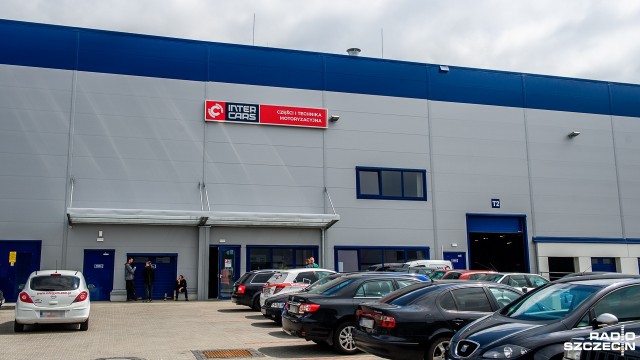 Gigantyczny magazyn powstał w miejscu dawnej fabryki kabli w szczecińskim Załomiu. To nowy oddział firmy Inter Cars. Będzie zaopatrywał w opony, oleje i części do samochodów oraz motocykli północno-zachodnią Polskę.